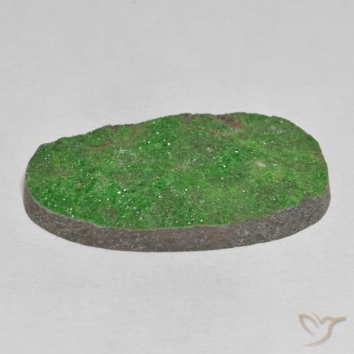 Uvarovite Grenat Drusy Vert naturelle ovale, 50.46 ct, Opaque