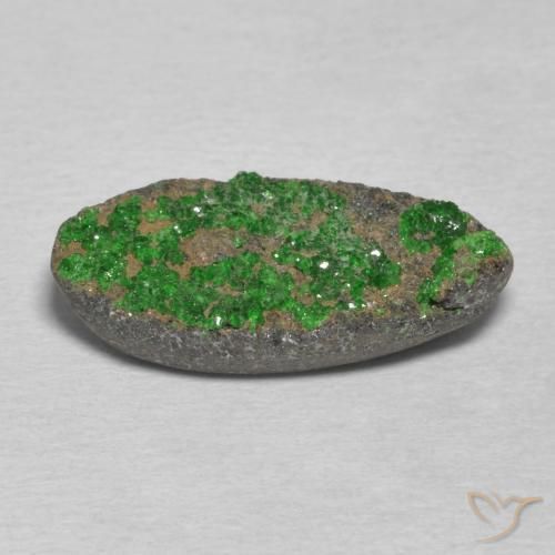 Uvarovite Grenat Drusy Vert foncé naturelle ovale, 7.42 ct, Opaque