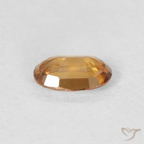 Zircon Orange moyen naturelle ovale, 0.70 ct, VVS-VS
